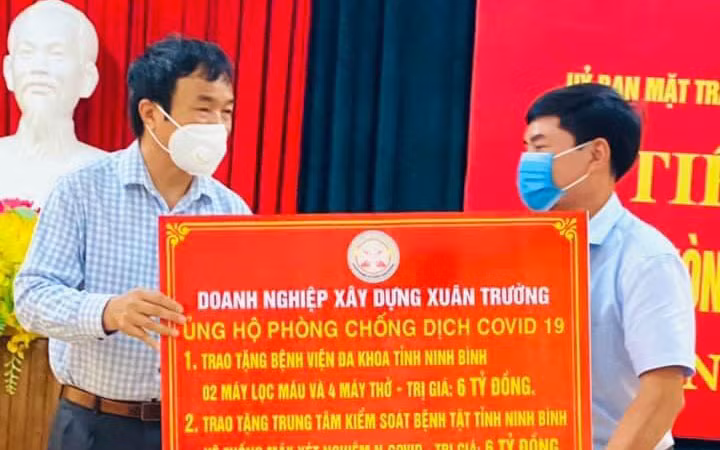 Đại diện doanh nghiệp Xuân Trường trao tặng máy thở và máy lọc máu.