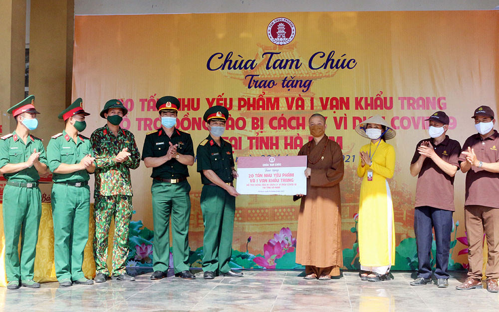 Đại diện BQL chùa Tam Chúc tặng nhu yếu phẩm cho khu cách ly ở Hà Nam. Doanh nghiệp xây dựng Xuân Trường ủng hộ 112 tỷ đồng chống Covid-19 -0