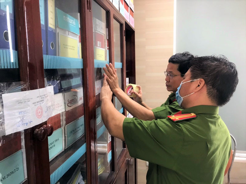 Lực lượng công an niêm phong sổ sách kế toán tại Công ty TNHH Hà Lộc. Bắt tạm giam Giám đốc Công ty TNHH Hà Lộc -0