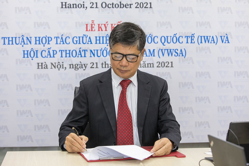 Chủ tịch Hội Cấp thoát nước Việt Nam Nguyễn Ngọc Điệp ký thỏa thuận hợp tác. Việt Nam trở thành Thành viên điều hành của Hiệp hội ngành Nước quốc tế -0