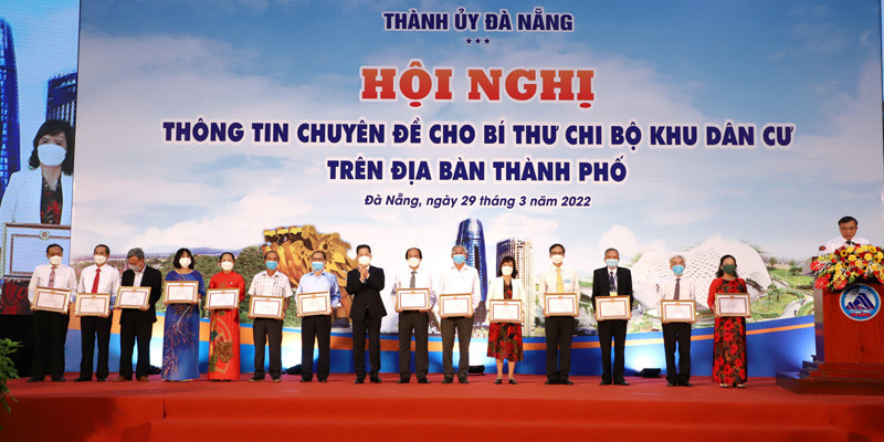 Tặng Bằng khen cho các đồng chí Bí thư và nguyên Bí thư chi bộ có nhiều đóng góp trong công tác xây dựng Đảng và hệ thống chính trị ở cơ sở. Củng cố tổ chức Đảng từ cơ sở -0