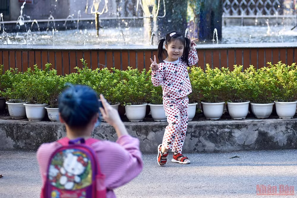 Bé vui khám phá thiên nhiên tại công viên Thủ Lệ sau giãn cách -0