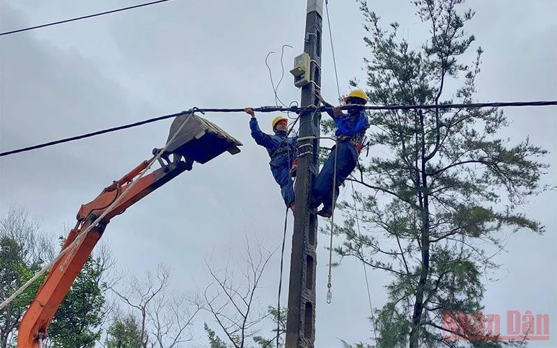 Điện lực Quảng Trị được doanh nghiệp bạn hỗ trợ máy móc để khắc phục sự cố đường dây. Cấp điện trở lại cho 100% khách hàng ở 4 địa phương ảnh hưởng bão số 8 -0