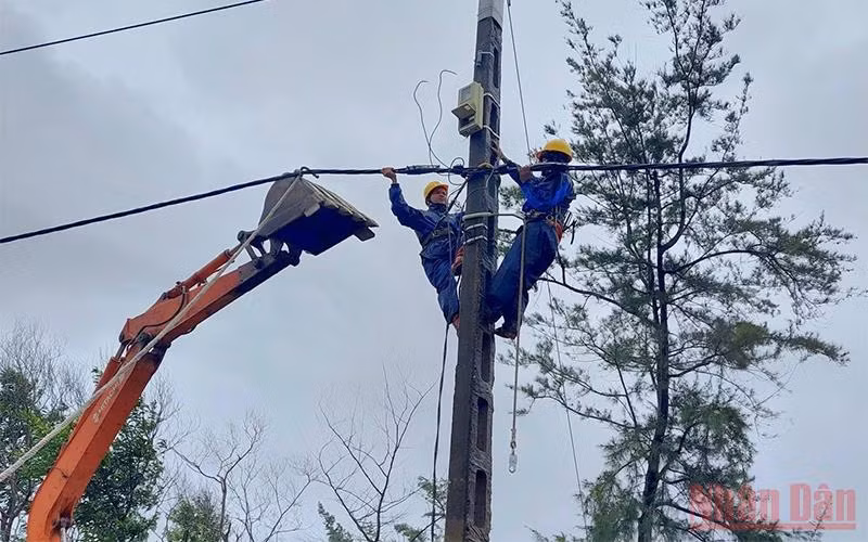 Cấp điện trở lại cho 100% khách hàng ở 4 địa phương ảnh hưởng bão số 8 -0