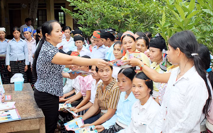 Cán bộ dân số tuyên truyền, tư vấn về dân số, kế hoạch hóa gia đình tại xã Giao Thiện, huyện Lang Chánh.