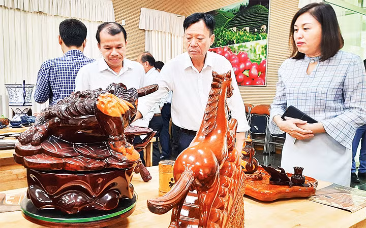 Trưng bày, giới thiệu sản phẩm gỗ thủ công mỹ nghệ tại quận 1.