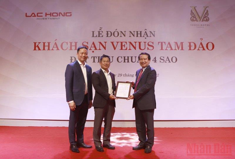 Lãnh đạo Tổng cục Du lịch trao Quyết định công nhận khách sạn 4 sao cho khách sạn Venus Tam Đảo. Công bố quyết định công nhận khu du lịch quốc gia Tam Đảo -0