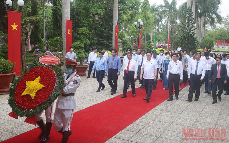 Chủ tịch Quốc hội Vương Đình Huệ viếng Đền thờ Bác Hồ tại xã Long Đức, thành phố Trà Vinh. Trà Vinh tiếp tục huy động nguồn lực đầu tư cho phát triển kinh tế biển -0