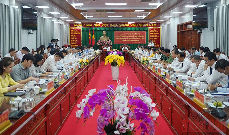 Quang cảnh buổi làm việc của Chủ tịch Quốc hội Vương Đình Huệ với Ban Chấp hành Đảng bộ tỉnh Trà Vinh. Trà Vinh tiếp tục huy động nguồn lực đầu tư cho phát triển kinh tế biển -0