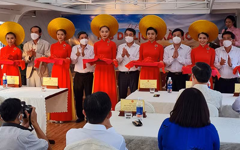 Nghi thức cắt băng khai trương Tàu du lịch Xà No.