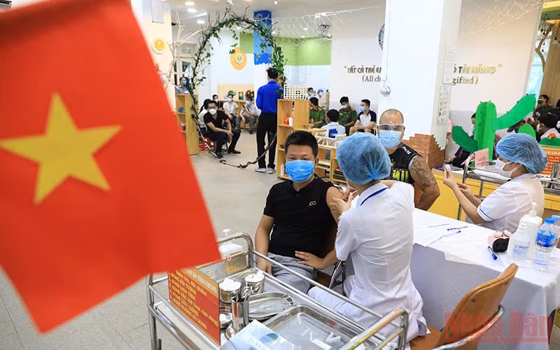 Việt Nam đã về đích trước 6 tháng so với mục tiêu trên 70% dân số được tiêm đủ liều cơ bản do WHO khuyến cáo. (Ảnh: THÀNH ĐẠT)