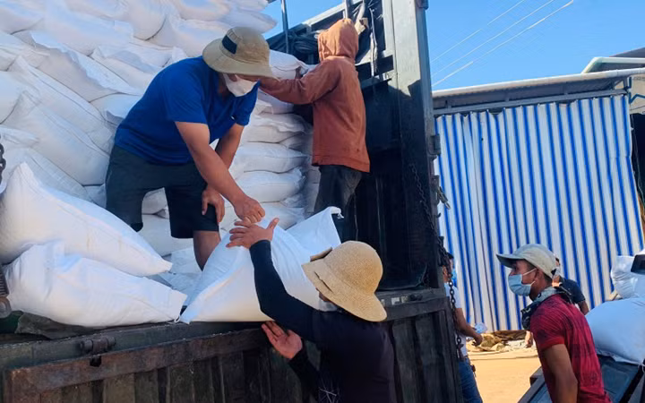 Cấp gạo dự trữ hỗ trợ người dân khó khăn do Covid-19 trong năm 2021 ở Đắk Lắk. (Ảnh: Công Lý)