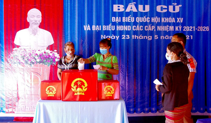 Cử tri là đồng bào các dân tộc Pa Cô, Tà Ôi, Cơ Tu… tại huyện A Lưới đi bầu cử.