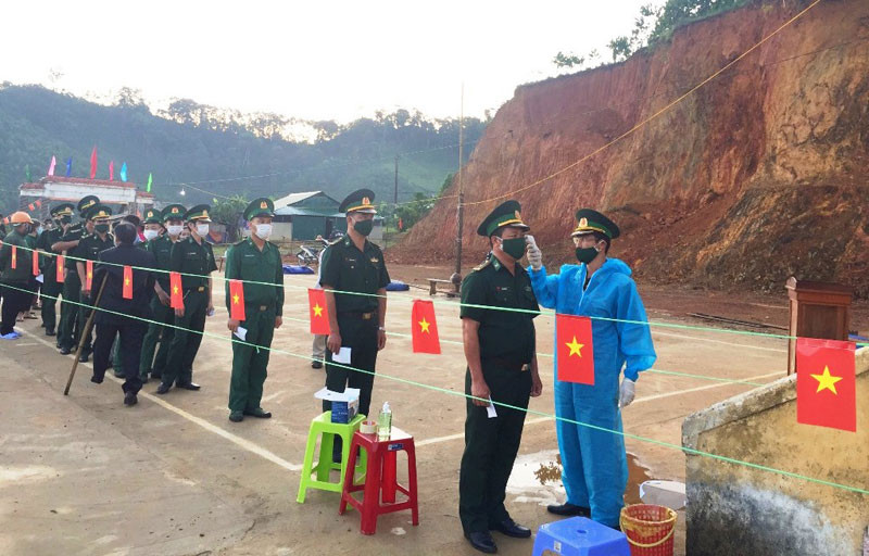 Cán bộ, chiến sĩ lực lượng Biên phòng tham gia bầu cử tại khu vực bỏ phiếu ở xã Lâm Đớt, huyện A Lưới. Đồng bào các dân tộc, tôn giáo ở Thừa Thiên Huế nô nức đi bầu cử -0