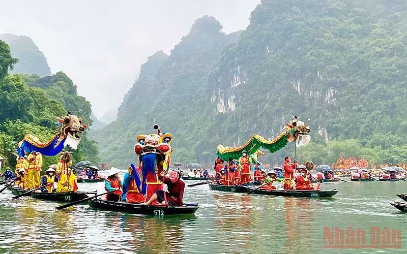 Múa rồng trong Lễ hội Đức Thánh Quý Minh Đại Vương ở Khu du lịch sinh thái Tràng An.