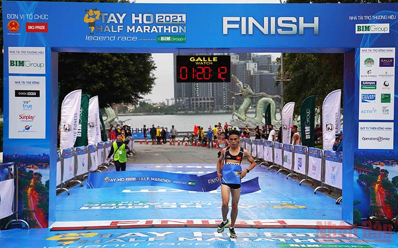 Nhà vô địch bán marathon nam Bùi Văn Dũng.