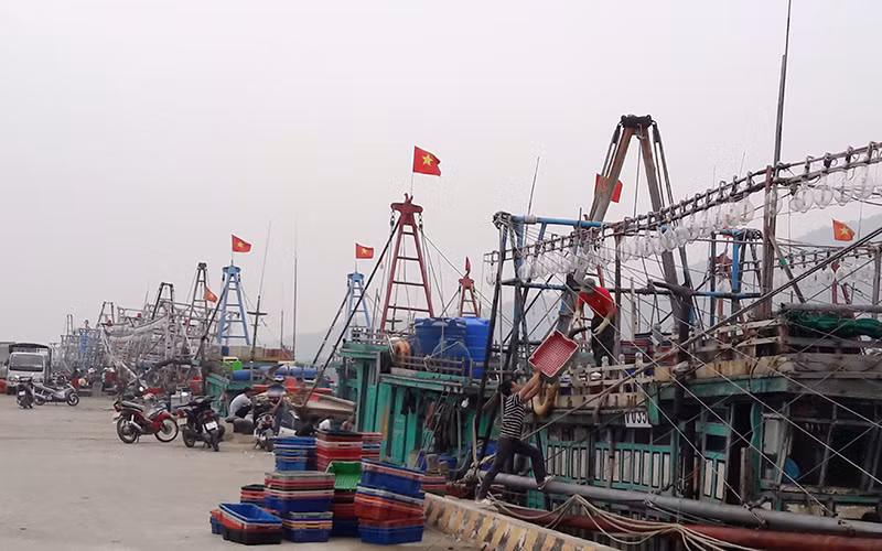 Tàu khai thác thủy sản cập cảng cá Hòa Lộc, huyện Hậu Lộc (Thanh Hóa).