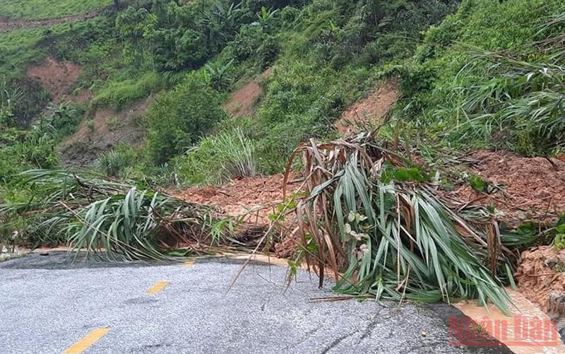 Sạt lở trên đèo Ba Bồ gây tắc đường từ xã Ngọc Phái đi Yên Thượng (Chợ Đồn). (Ảnh: THU HIỀN) Mưa lũ gây nhiều thiệt hại tại Thái Nguyên -0