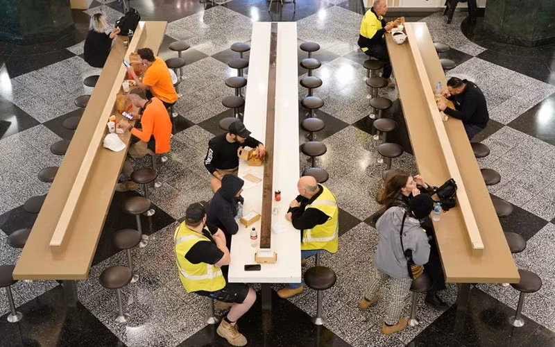 Người dân dùng bữa trong 1 khu ẩm thực của Sydney, Australia, ngày 11/10. (Ảnh: Reuters)