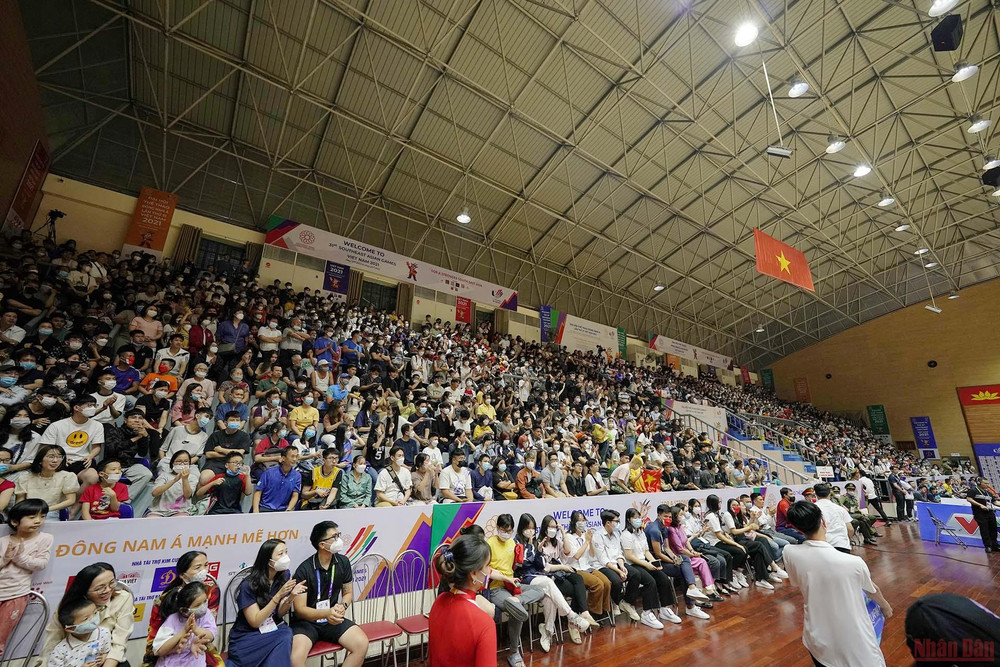 Nhà thi đấu Thanh Trì chật kín khán giả đến sân cổ vũ. Đội tuyển bóng rổ nam lội ngược dòng ngoạn mục trước Singapore -0