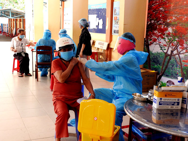 Điểm tiêm vaccine phòng Covid-19 tại Trường THCS Nguyễn Văn Cừ, quận Sơn Trà. Đà Nẵng đẩy nhanh tiêm vaccine cho các đối tượng ưu tiên -0
