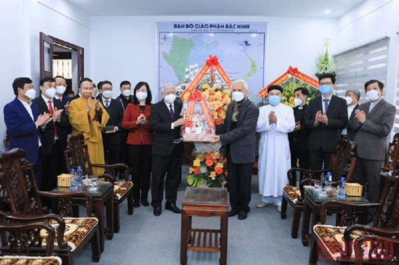 Bí thư Trung ương Đảng, Chủ tịch Ủy ban Trung ương Mặt trận Tổ quốc Việt Nam Đỗ Văn Chiến tặng hoa chúc mừng Giáng sinh Tòa Giám mục Giáo phận Bắc Ninh.