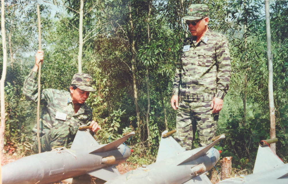 Nguyên Phó Tham mưu trưởng Quân chủng PK-KQ Nguyễn Quang Hùng (đứng) kiểm tra mục tiêu bay cho pháo cao xạ năm 1994. (Ảnh: nhân vật cung cấp) Nhớ về một thời hào hùng của người lính tên lửa -0