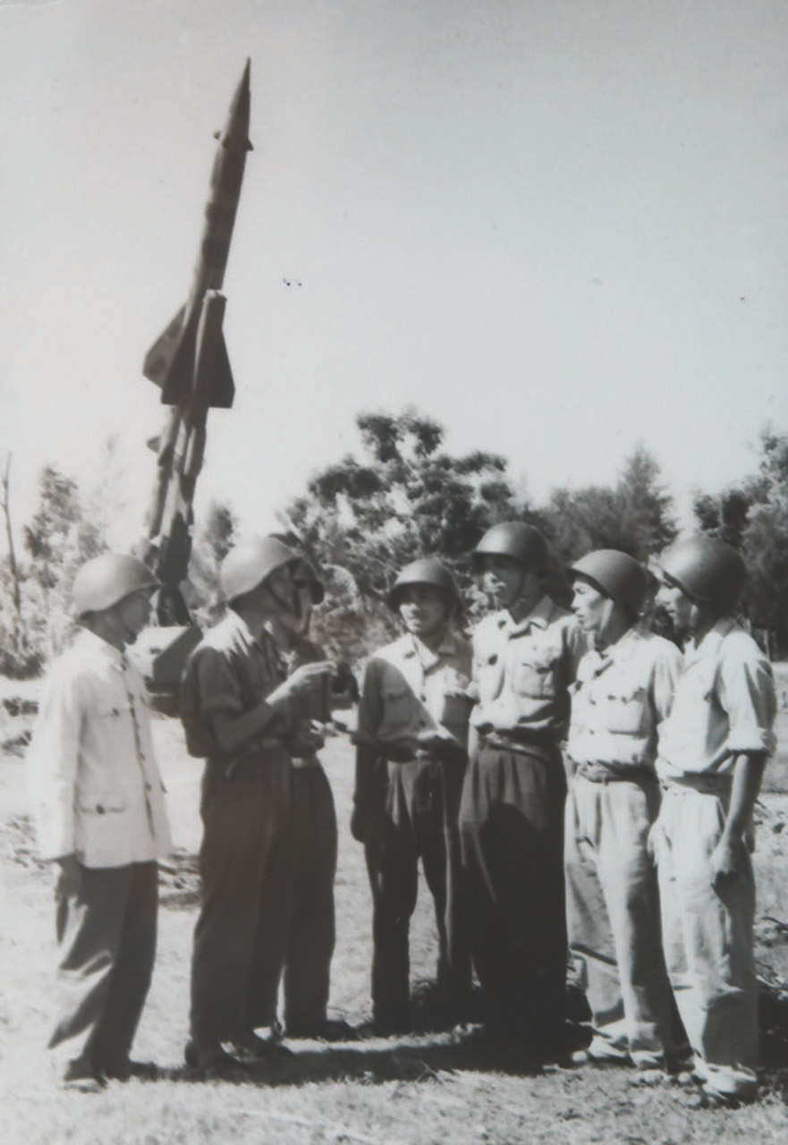 Kíp chiến đấu đã bắn rơi chiếc máy bay Mỹ thứ 2.500 ngày 6/11/1967 của Tiểu đoàn 62. Ông Nguyễn Quang Hùng đứng thứ 3 từ phải sang. (Ảnh: nhân vật cung cấp) Nhớ về một thời hào hùng của người lính tên lửa -0