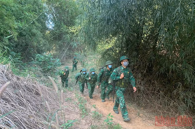 Các chiền sĩ Đồn Biên phòng Ea H’leo trên đường tuần tra canh gác bảo vệ biên giới.