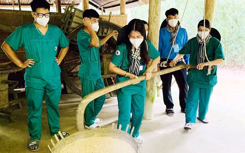 Tổ chức tour du lịch thí điểm về vùng xanh tại TP Hồ Chí Minh dành cho lực lượng tuyến đầu phòng, chống dịch. Ảnh: TTXVN