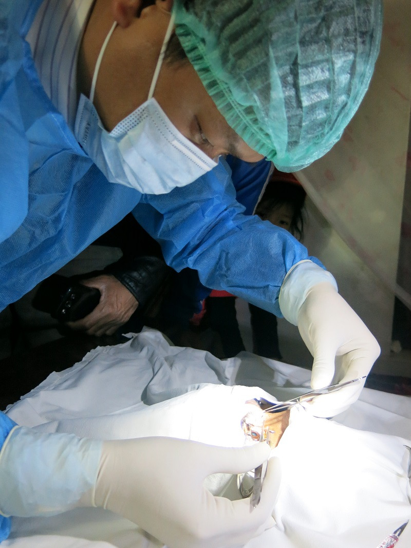 Dồn nén cảm xúc để thực hiện công việc của một kỹ thuật viên lấy giác mạc. Những chuyến đi “lưu giữ ánh sáng” cho đời -0