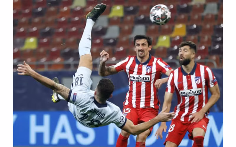 Pha ghi bàn đẹp mắt của Giroud (áo trắng) cho Chelsea. (Ảnh EPA)