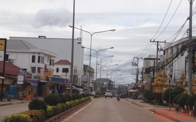 Đường phố Thủ đô Vientiane ngày 16/10 có ít phương tiện tham gia giao thông. (Ảnh XUÂN SƠN)