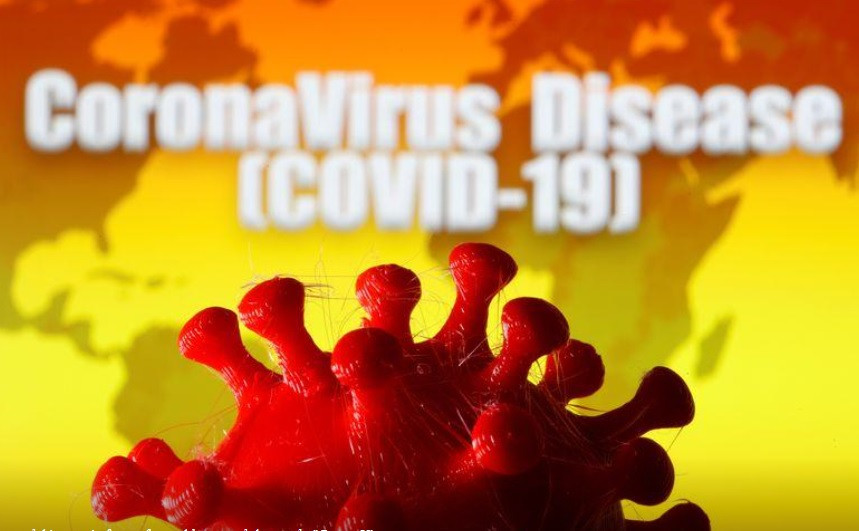Mô hình virus SARS-CoV-2 in 3D được nhìn thấy trước bản đồ thế giới và dòng chữ "Bệnh do virus corona (Covid-19)" chụp ngày 25-3-2020. Ảnh: Reuters. Tổng hợp những nghiên cứu mới nhất về virus SARS-CoV-2 -0