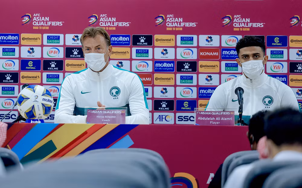 Huấn luyện viên Herve Renard (trái) và cầu thủ Abdulelah Alamri tại họp báo trước trận đấu. (Ảnh: Liên đoàn Bóng đá Saudi Arabia)