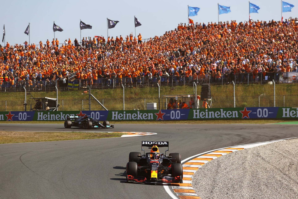 Trường đua Zandvoort tràn ngập sắc cam và tiếng reo hò của khán giả. Max Verstappen nâng cúp trên sân nhà -0