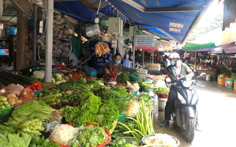 Các quầy hàng rau xanh tại chợ Nghĩa Tân khá phong phú. Nghia_Tan_1_Rau_xanh_doi_dao_tai-1626682871406.jpg