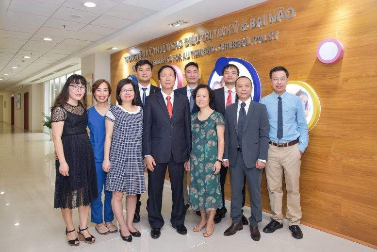 Nhóm nghiên cứu của Viện nghiên cứu tế bào gốc và công nghệ gen Vinmec. Ảnh: AlphaMed Press. Nghiên cứu tế bào gốc chữa bệnh tự kỷ của GS Nguyễn Thanh Liêm được công bố quốc tế -0