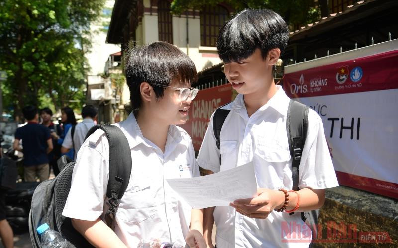 Thí sinh trao đổi bài tại sau buổi thi môn Ngữ văn tại điểm thi Trường THPT Trần Phú (quận Hoàn Kiếm). 12_2-1594967232924.jpg