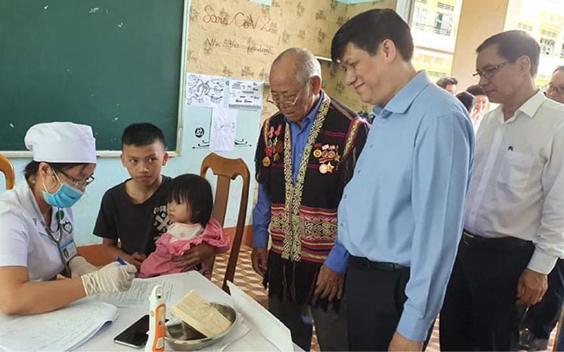 Quyền Bộ trưởng Y tế Nguyễn Thanh Long kiểm tra hoạt động tiêm chủng tại tỉnh Gia Lai. “Lỗ hổng” trong tiêm chủng -0