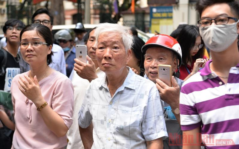 Sự lo lắng, hồi hộp hiện hữu trên khuôn mặt của hầu hết phụ huynh trong thời gian diễn ra buổi thi. 1707_anhthuynguyen_3-1594986123336.jpg