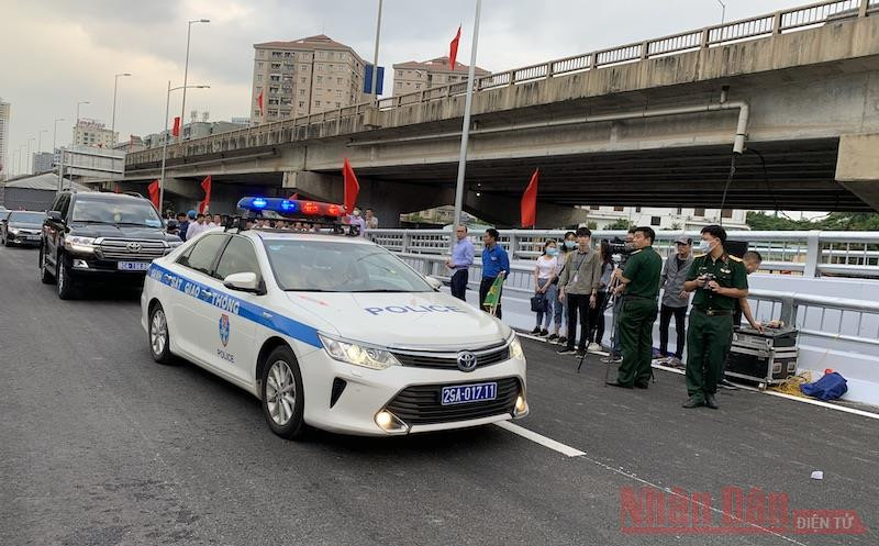 Cầu vượt thấp hồ Linh Đàm được thông xe ngay sau lễ gắn biển và khánh thành. Khánh thành cậu vượt thấp hồ Linh Đàm -0