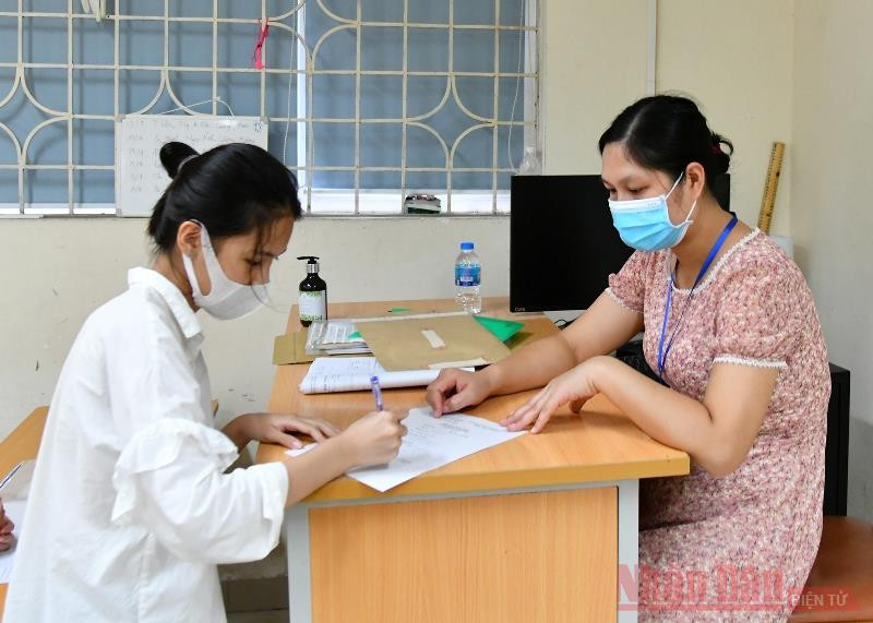 Trong sáng nay, thí sinh thi 2 môn Ngữ văn và Ngoại ngữ, thời gian nghỉ giữa hai môn thi là 30 phút, buổi chiều thí sinh nghỉ và sẽ thi tiếp hai môn còn lại là Toán, Lịch sử vào sáng 13-6. Thời gian làm bài thi môn Ngữ văn, Toán là 90 phút; môn Lịch và Ngoại ngữ là 45 phút. Trong ảnh: Thí sinh ký xác nhận đề thi được niêm phong. Hà Nội bắt đầu kỳ thi tuyển sinh lớp 10 trong điều kiện đặc biệt -0