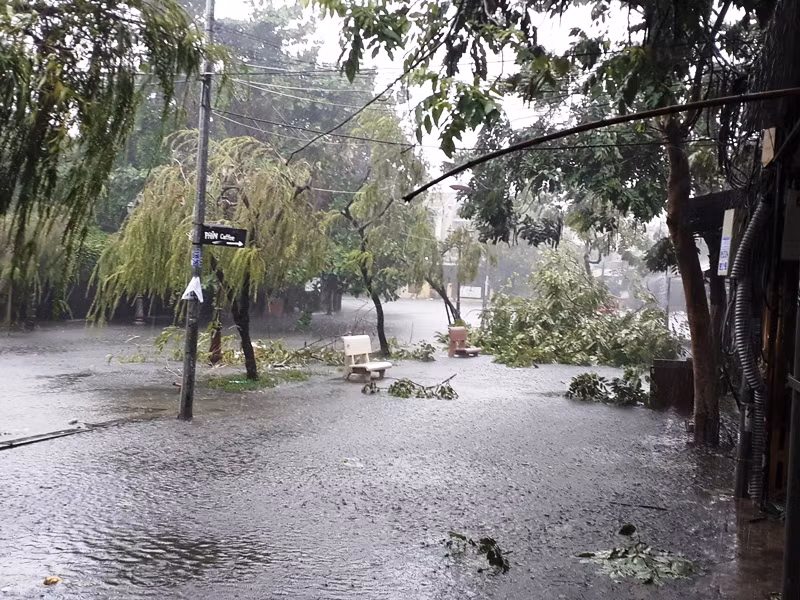 Chợ Hội An ngập nặng, phố cổ đối mặt với lũ dâng cao -0