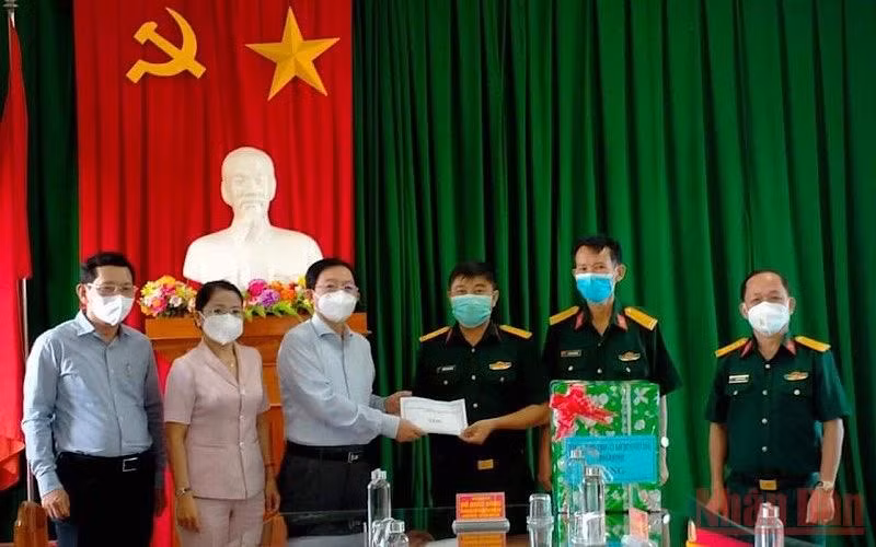 Đồng chí Hồ Quốc Dũng - Uỷ viên Trung ương Đảng, Bí thư Tỉnh uỷ, Chủ tịch HĐND tỉnh Bình Định thăm, động viên và tặng quà các khu cách ly tập trung phòng, chống dịch Covid-19.