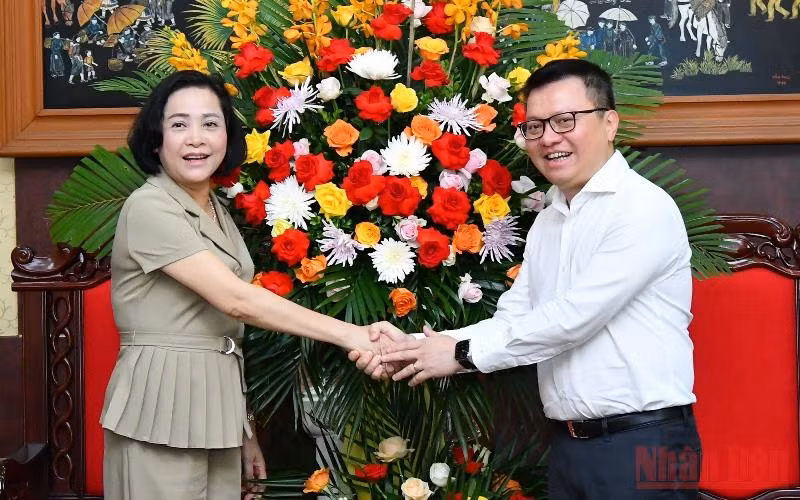 Tổng Biên tập Báo Nhân Dân Lê Quốc Minh cảm ơn đồng chí Nguyễn Thị Thanh, Ủy viên Trung ương Đảng, Trưởng Ban Công tác đại biểu thuộc Ủy ban Thường vụ Quốc hội đến chúc mừng Báo Nhân Dân nhân dịp kỷ niệm 97 năm Ngày Báo chí cách mạng Việt Nam. (Ảnh: ĐĂNG KHOA)