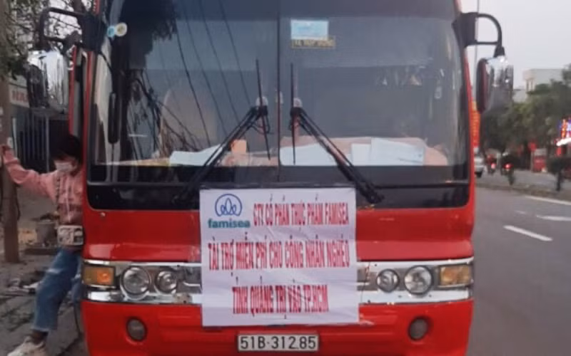 Xe khách vượt chốt kiểm dịch tại TP Đà Nẵng. (Ảnh: Công an cung cấp)