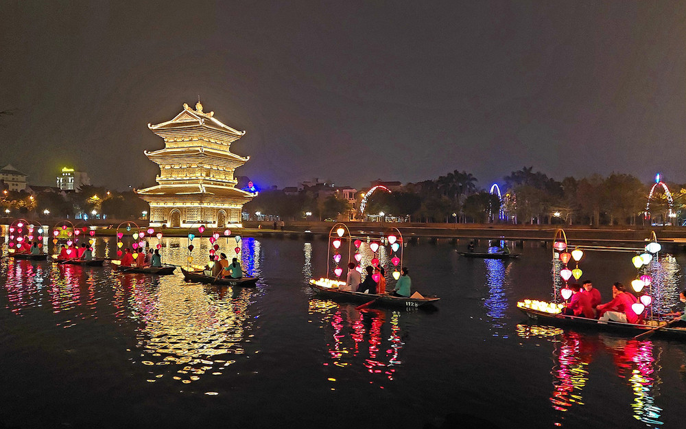 Những hoạt động văn hóa vào buổi tối tại Phố cổ Hoa Lư (Ảnh: Tam Sinh) Thêm điểm nhấn mới, Ninh Bình đón khách ngoại tỉnh từ mồng 1 Tết -0