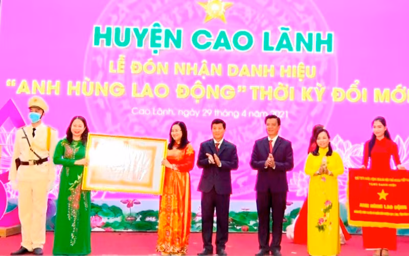 Phó Chủ tịch nước Võ Thị Ánh Xuân trao danh hiệu “Anh hùng Lao động” thời kỳ đổi mới cho Đảng bộ, chính quyền và nhân dân huyện Cao Lãnh.