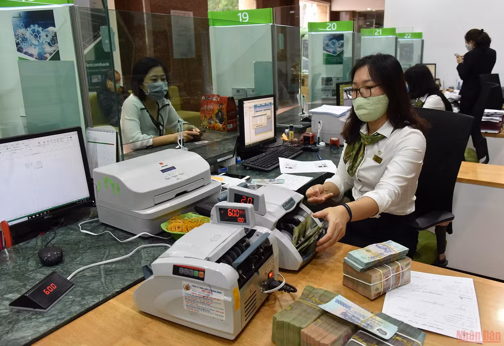 Khách hàng giao dịch tại chi nhánh Vietcombank.